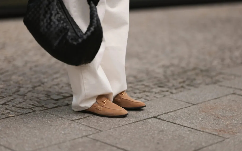 Mokasyny damskie jak nosić: odkryj stylowe i wygodne zestawienia