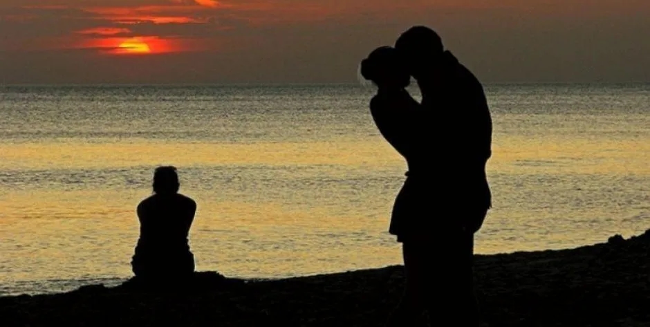 Czy dziewczyna tęskni po rozstaniu? Odkryj emocje i przyczyny tęsknoty