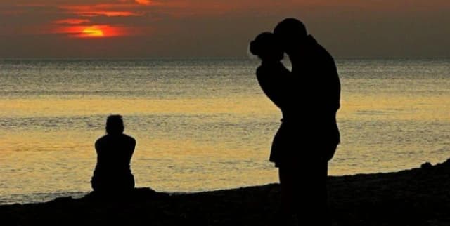 Czy dziewczyna tęskni po rozstaniu? Odkryj emocje i przyczyny tęsknoty