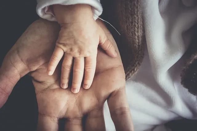 Z kim zostaje dziecko po rozstaniu? Kluczowe czynniki decyzji sądu